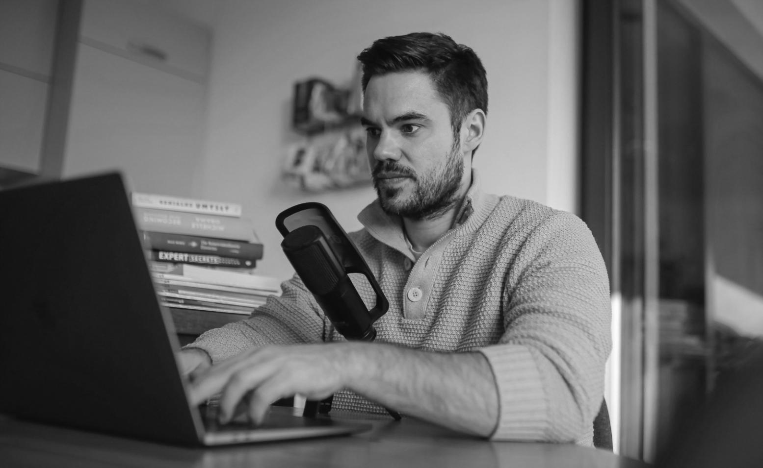 Profesionales de negocios revisando propuestas de inversión